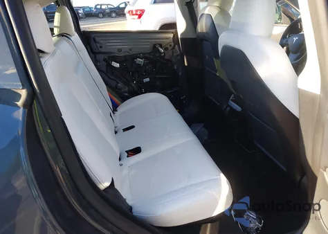 2023 Tesla Model Y Awd/Long Range Dual Motor All-Wheel Drive z USA, uszkodzony, nr VIN 7SAYGDEE6PA091538